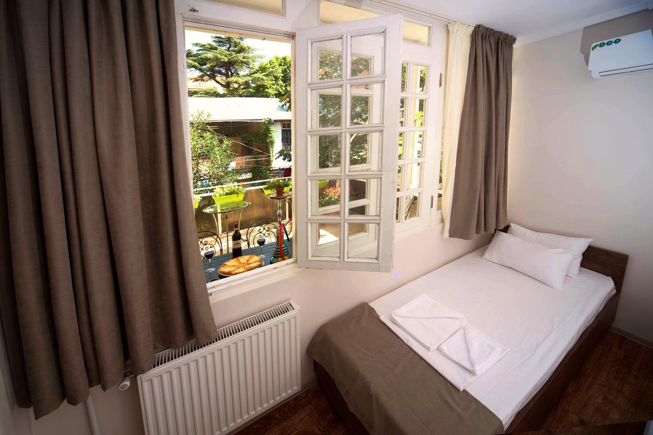Bon Voyage Hostel Tbilisi ภายนอก รูปภาพ
